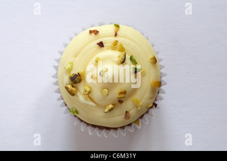 Guardando verso il basso su una carota e mallo di noce cupcake isolati su sfondo bianco - da sopra Foto Stock