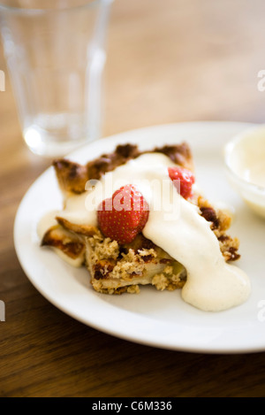 Torta di mele con fragole e panna alla vaniglia Foto Stock