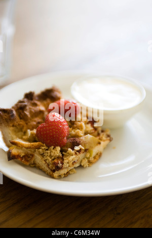 La fragola e la torta di mele con crema alla vaniglia Foto Stock