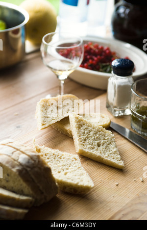 Fette di pane sul tagliere Foto Stock