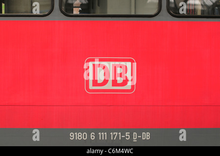 Deutsche Bahn / DB logo su un treno, Monaco di Baviera, Germania Foto Stock