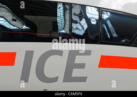 InterCIty Express / ICE il treno alla Stazione di Monaco, Monaco di Baviera, Germania Foto Stock