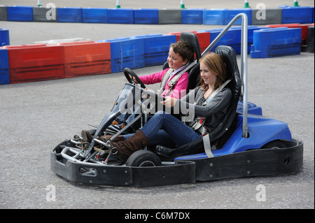 Un ragazzo e una ragazza Go kart racing Foto Stock