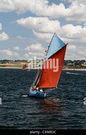 Marche - Avec : Concarneau taglierina sardine, vela nella baia di Douarnenez, festival marittimo (Brittany, Francia). Foto Stock