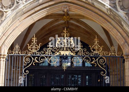 Ferro battuto sopra Ovest porta anteriore della Cattedrale, Peterborough, Cambridgeshire, Inghilterra, Regno Unito, Europa occidentale. Foto Stock