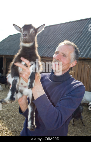 Ritratto di contadino con capretta. Foto Stock
