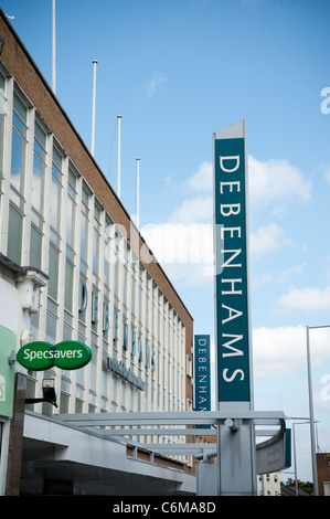 Il segno Debenhams nel centro città di Harrow , settembre 2011, anche un segno Specsavers. Foto Stock