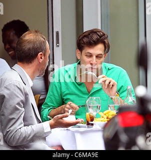 Mark Ronson gode il pranzo con un amico di Villandry Londra Inghilterra - 23.07.10 Foto Stock