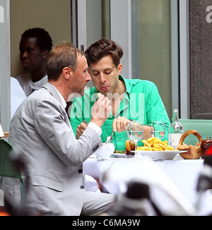 Mark Ronson gode il pranzo con un amico di Villandry Londra Inghilterra - 23.07.10 Foto Stock