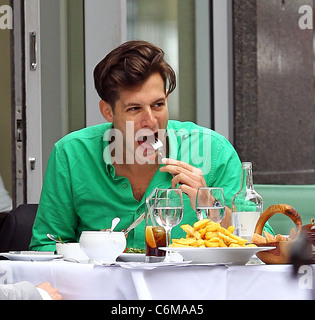 Mark Ronson gode il pranzo con un amico di Villandry Londra Inghilterra - 23.07.10 Foto Stock