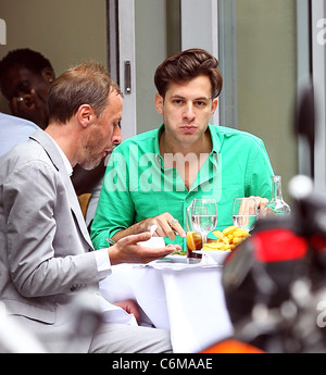 Mark Ronson gode il pranzo con un amico di Villandry Londra Inghilterra - 23.07.10 Foto Stock