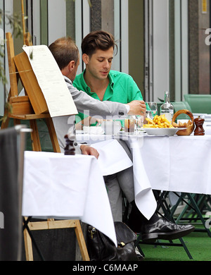 Mark Ronson gode il pranzo con un amico di Villandry Londra Inghilterra - 23.07.10 Foto Stock