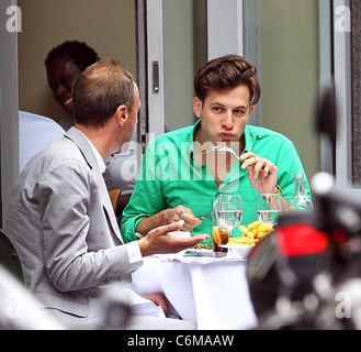 Mark Ronson gode il pranzo con un amico di Villandry Londra Inghilterra - 23.07.10 Foto Stock