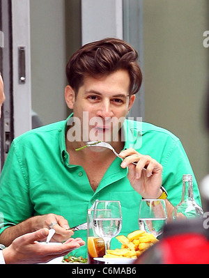 Mark Ronson gode il pranzo con un amico di Villandry Londra Inghilterra - 23.07.10 Foto Stock