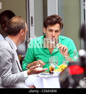 Mark Ronson gode il pranzo con un amico di Villandry Londra Inghilterra - 23.07.10 Foto Stock