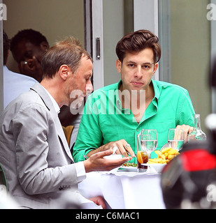 Mark Ronson gode il pranzo con un amico di Villandry Londra Inghilterra - 23.07.10 Foto Stock