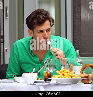 Mark Ronson gode il pranzo con un amico di Villandry Londra Inghilterra - 23.07.10 Foto Stock