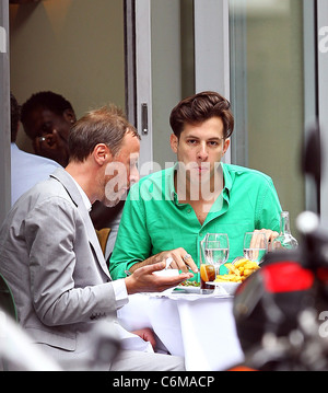 Mark Ronson gode il pranzo con un amico di Villandry Londra Inghilterra - 23.07.10 Foto Stock