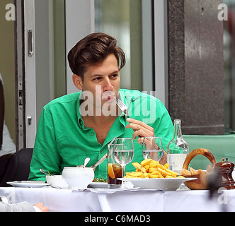 Mark Ronson gode il pranzo con un amico di Villandry Londra Inghilterra - 23.07.10 Foto Stock