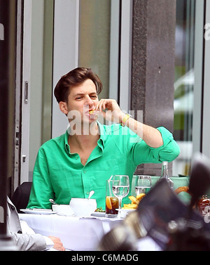 Mark Ronson gode il pranzo con un amico di Villandry Londra Inghilterra - 23.07.10 Foto Stock