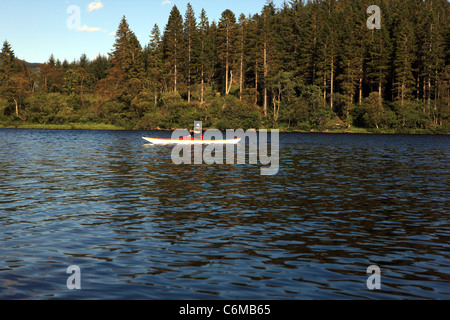 Kayaker sul Loch Ard nel Trossachs con la regina Elisabetta Forset Park in background Foto Stock