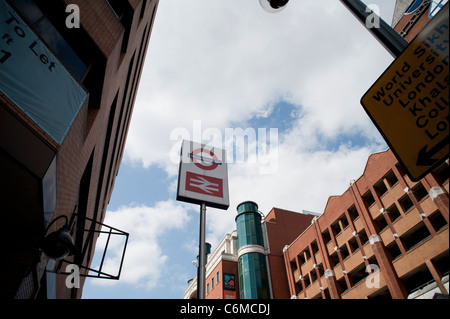 Metropolitana e ferrovia segno al di fuori della stazione di Harrow sulla collina, Settembre 2011 Foto Stock