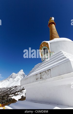 Stupa buddisti a Tengboche monastero con la montagna di Ama Dablam dietro di esso, Everest Regione, Nepal Foto Stock