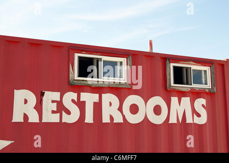 Un segno per servizi igienici alloggiati in contenitori di metallo sul Asbury Park, New Jersey Boardwalk. Asbury Park, NJ, Stati Uniti d'America Foto Stock