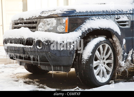 Neve e ghiaccio coprire un 4x4 nel gelido inverno. Ideale per raffigurare la guida pericolosa condizioni. Foto Stock