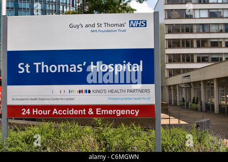 Ragazzo e St Thomas' ospedale segno, Westminster London REGNO UNITO Foto Stock