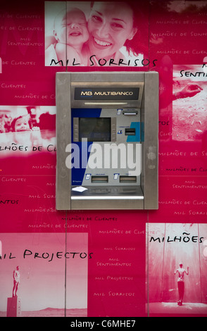 Multibanco ATM cash dispenser e pubblicità, centro di Lisbona, Portogallo Foto Stock