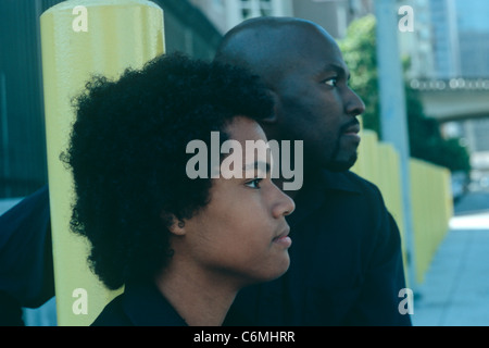African American padre e figlio in impostazione di strada Foto Stock
