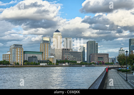 Canary Wharf, London's altre financial business district, attraverso il Fiume Tamigi Foto Stock