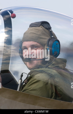 Al Murray prende un volo in uno Spitfire per celebrare il settantacinquesimo anniversario della Spitfire Imperial War Museum a Duxford Cambs, Foto Stock