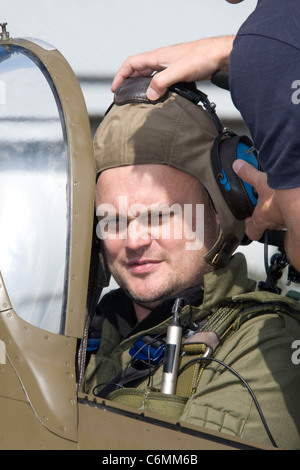 Al Murray prende un volo in uno Spitfire per celebrare il settantacinquesimo anniversario della Spitfire Imperial War Museum a Duxford Cambs, Foto Stock