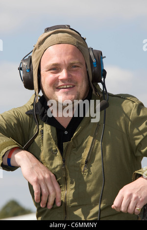 Al Murray prende un volo in uno Spitfire per celebrare il settantacinquesimo anniversario della Spitfire Imperial War Museum a Duxford Cambs, Foto Stock