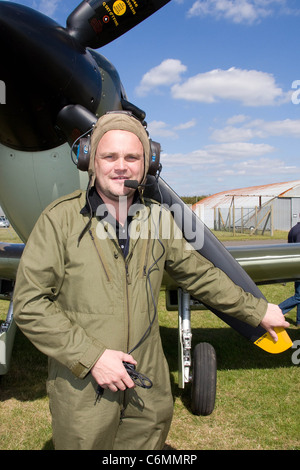 Al Murray prende un volo in uno Spitfire per celebrare il settantacinquesimo anniversario della Spitfire Imperial War Museum a Duxford Cambs, Foto Stock