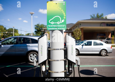Un Powered Solar Electric Car Charger. Foto Stock