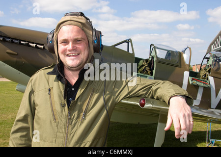 Al Murray prende un volo in uno Spitfire per celebrare il settantacinquesimo anniversario della Spitfire Imperial War Museum a Duxford Cambs, Foto Stock