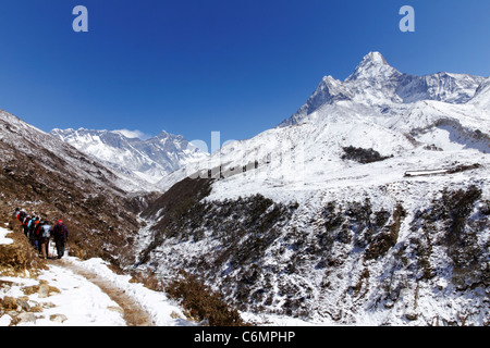 Trekking a piedi verso Everest con Ama Dablam montagna sulla destra, Everest Regione, Nepal Foto Stock