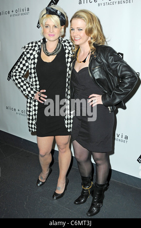 Kelly Osbourne e Melissa Joan Hart assiste il Alice + Olivia Fall 2010 Fashion Show durante la Mercedes-Benz IMG New York Foto Stock