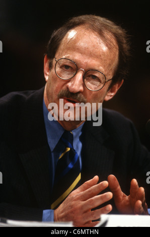 Il dottor Harold Varmus, direttore degli Istituti Nazionali di Sanità, testimoniare al Congresso 12 marzo 1997 sulla clonazione umana. Foto Stock