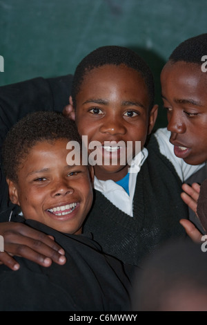 I bambini della scuola secondaria ad una scuola rurale in posa per la fotocamera Foto Stock