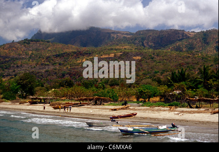 Avvicinando Atauro Island, off Dili, Timor orientale Foto Stock