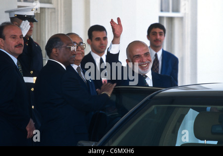 Re Hussein di Giordania onde come egli lascia la Casa Bianca aprile 1,1997, dopo un incontro con il presidente Bill Clinton. Foto Stock