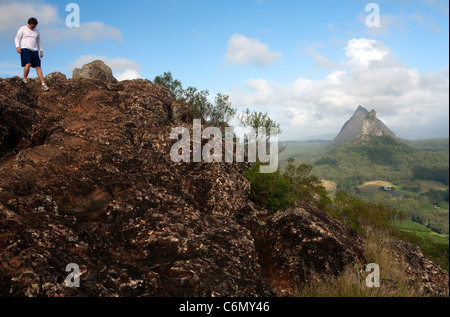 Walker su Mt Ngungun, con Mts Coonowrin e Beerwah visibile oltre Foto Stock