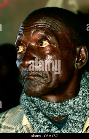 Ritratto di un anziano uomo africano cercando su un lato Foto Stock