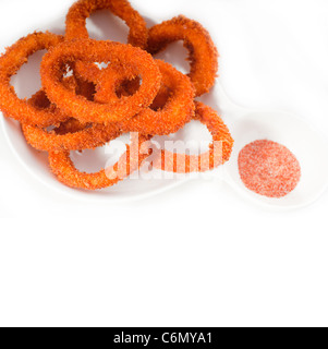 Fritte anelli di calamari con il condimento su bianco più cibo delizioso sul portafoglio Foto Stock