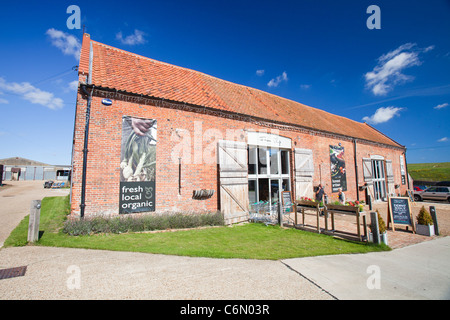 Una farm shop in Letheringsett in Norfolk, Regno Unito, per la vendita di produrre su dalla propria azienda agricola biologica. Foto Stock