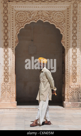 La protezione nella porta all'interno di Forte Mehrangarh Jodhpur Rajasthan in India Foto Stock